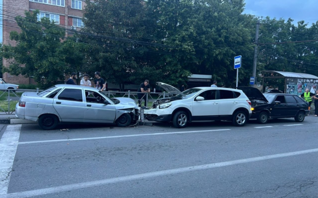 Двое несовершеннолетних пострадали в массовом ДТП на перекрестке во Владикавказе