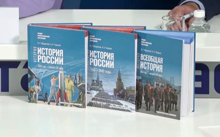 Украинским военнопленным выдают российские учебники по истории