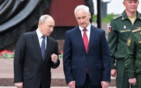 На церемонии возложения венка Путин пообщался с Белоусовым