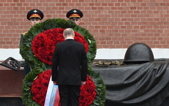 Путин возложил цветы к стелам городов-героев, включая Одессу и Киев