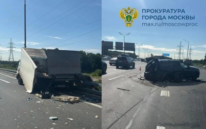 Hyundai протаранил сломавшийся на МКАД Mercedes, есть погибший