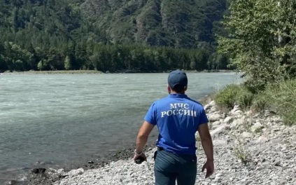 МЧС: на Алтае не нашли подростка, упавшего в Катунь во время фотографирования
