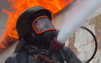 В Южно-Сахалинске продолжают бороться с крупным пожаром на складе