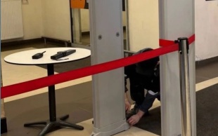 Арочный металлодетектор упал на малыша в московском ТЦ