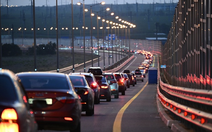 Очередь на Крымском мосту составляет 380 автомобилей