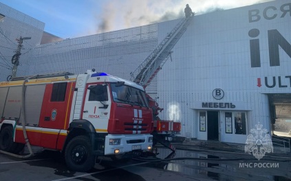 В Пензе ликвидируют пожар в торговом центре