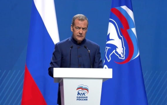 Медведев: киевская клика сдает Украину внешним силам за деньги