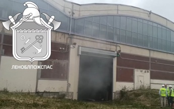 В Гатчинском районе Ленобласти тушат пожар на складе макулатуры