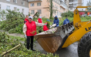 В Кушве волонтеры центра Вихарева участвуют в ликвидации последствий урагана