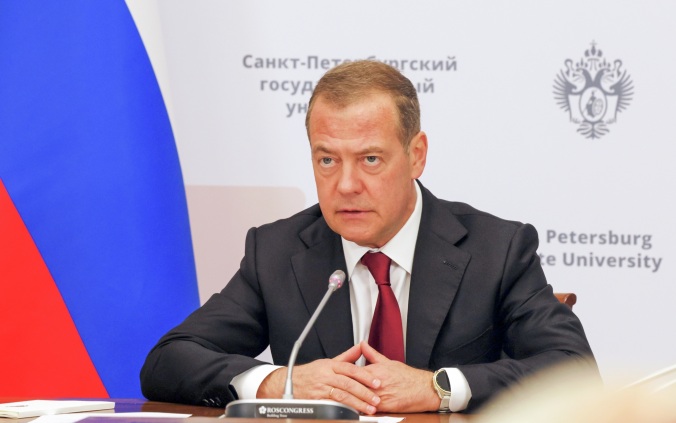 Медведев: Запад хочет добиться поражения РФ в глобальном масштабе