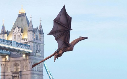 Механический дракон пролетел над Тауэром в преддверии нового сезона сериала HBO