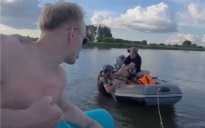 Хоккеист Панин спас рыбаков, застрявших в лодке на реке в Казани