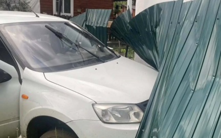 В Забайкалье легковой автомобиль протаранил забор, водитель погиб
