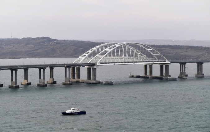 В очередях у Крымского моста ожидают проезда 1900 автомобилей