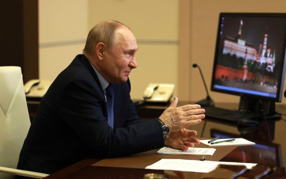 Путин поздравил выпускников школ, пожелав им верить в свое призвание
