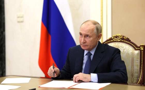 Путин ограничил право россиян получать больше 20 банковских карт