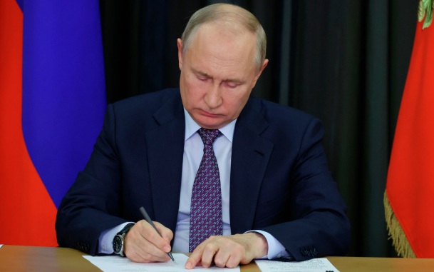 Путин подписал второй пакет мер против телефонных мошенников