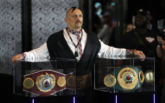 "Последний танец": Усик отказался от всех своих чемпионских поясов