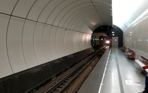 Москвичка получила 5 суток ареста за то, что спустилась на пути в метро