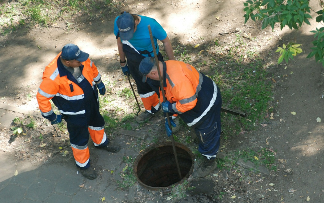 Девушка провалилась в канализационный колодец в центре Челябинска