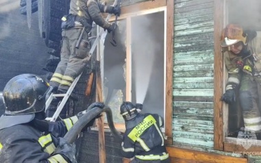 В Нижнем Новгороде горят три дома, огонь охватил 775 квадратных метров