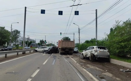 Грузовик в Красноярске протаранил восемь припаркованных с нарушением машин