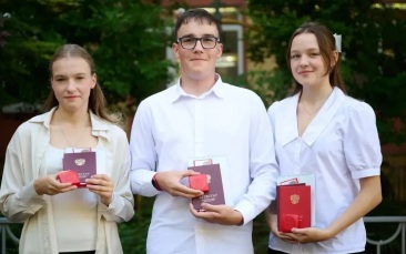 Тройняшки из Сочи закончили школу с золотыми медалями