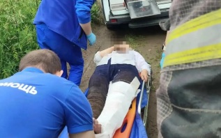 Спасатели вытащили пожилую женщину, провалившуюся в колодец в Ленобласти