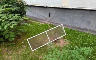 В Москве малышка выпала из окна 7 этажа, опершись на москитную сетку