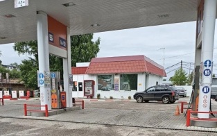 На АЗС в Сыктывкаре водитель не вытащил пистолет из бака и покалечил им прохожую
