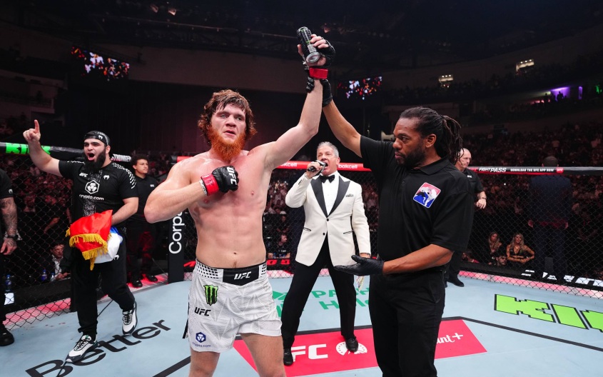 Российский боец Шара Буллет победил бразильца Перейру на турнире UFC в Баку