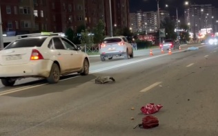 На улице Салмышской в Оренбурге автомобиль проехал на красный и сбил двух женщин