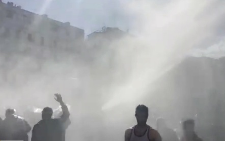 В Германии полиция применила водометы для охлаждения жителей в жару