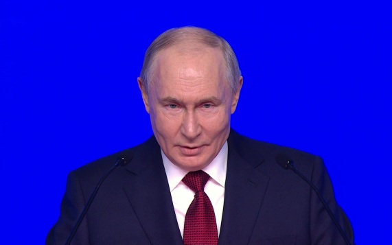 Путин заверил, что Россия твердо стоит на ногах и готова сражаться за будущее