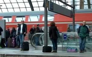 Поезд с 630 пассажирами застрял на несколько часов в жару в Германии