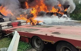 В Ростовской области два грузовика столкнулись и загорелись на трассе