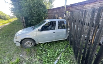 В Вологодской области пьяный водитель въехал в дом задним ходом, пострадали трое