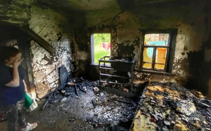 В городе Куртамыш ночью загорелся жилой дом, мать с дочерью успели выйти