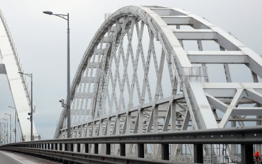 В очередях на Крымском мосту ожидают проезда 1400 машин