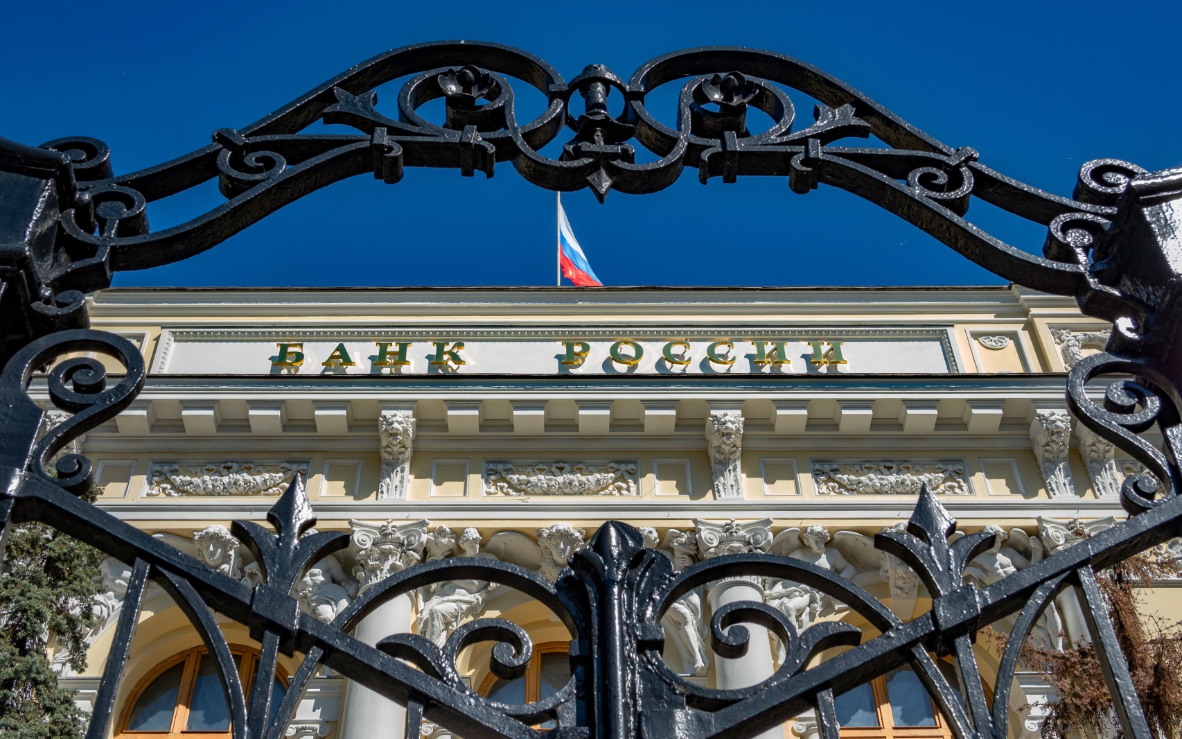 ЦБ РФ определил объем операций на внутреннем валютном рынке с июля по декабрь