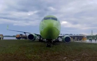 В аэропорту Мирного Boeing авиакомпании S7 выкатился за пределы ВПП