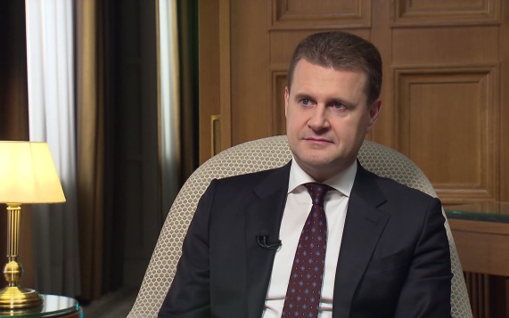 "Делают мир добрее": Чекунков о женщинах в государственном управлении