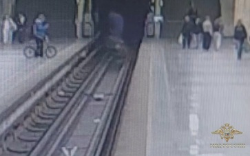 В Москве полиция задержала юношу, перепрыгнувшего пути в метро на велосипеде