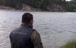 На Алтае во время купания в реке утонули два человека, идет проверка