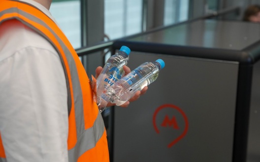 В московском метро пассажирам раздают бесплатную воду
