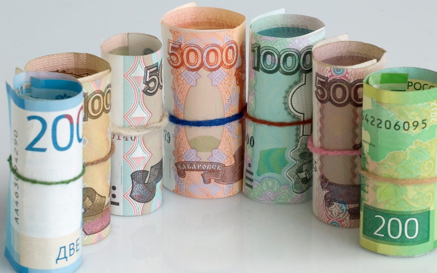 В трех регионах России средние зарплаты превысили 200 тысяч рублей
