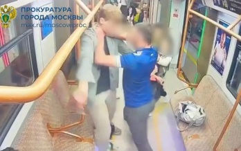 В вагоне московского метро двое мужчин устроили драку