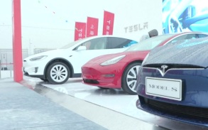 В США водителя Tesla на автопилоте обвинили в смертельном ДТП