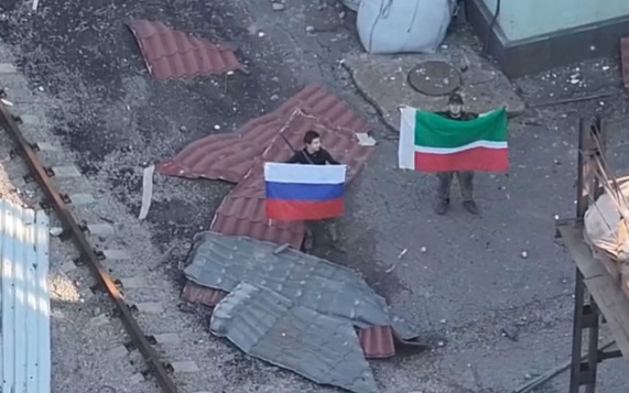 Российский флаг появился в освобожденной от боевиков ВСУ Константиновке