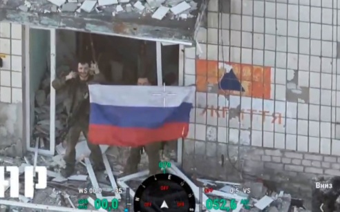Российский флаг появился в освобожденной от боевиков ВСУ Константиновке
